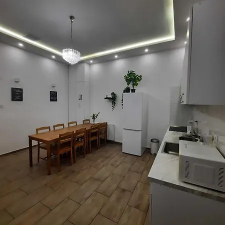 Andrassy Getaway In Spacious 3br & Private Balcony * בודפשט