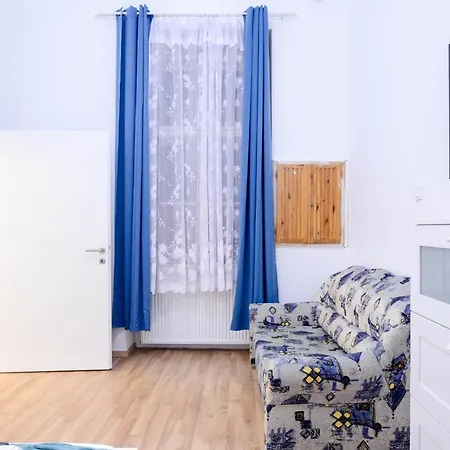 Appartement Andrassy Getaway In Spacious 3Br & Private Balcony