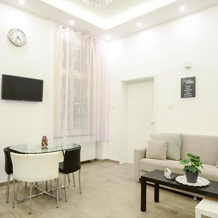 Andrassy Getaway In Spacious 3Br & Private Balcony Appartement Budapest