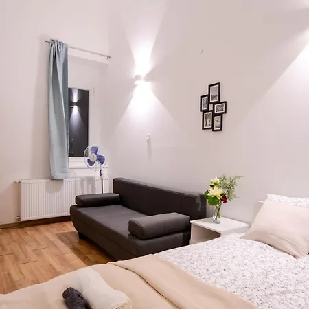 Appartement Andrassy Getaway In Spacious 3Br & Private Balcony Budapest