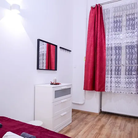 Andrassy Getaway In Spacious 3Br & Private Balcony Budapest