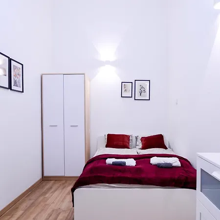 Apartmán Andrassy Getaway In Spacious 3br & Private Balcony *