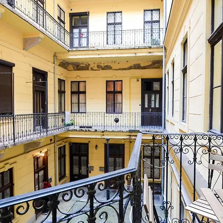 Andrassy Getaway In Spacious 3br & Private Balcony *