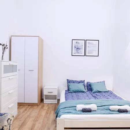 Andrassy Getaway In Spacious 3br & Private Balcony Budapešť