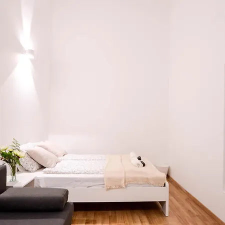 Appartement Andrassy Getaway In Spacious 3Br & Private Balcony