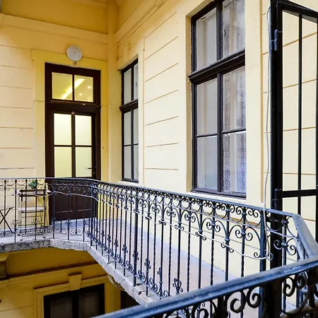 Andrassy Getaway In Spacious 3Br & Private Balcony Appartement *