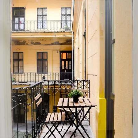 Andrassy Getaway In Spacious 3Br & Private Balcony Appartement Budapest