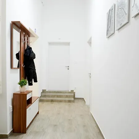 Andrassy Getaway In Spacious 3Br & Private Balcony *