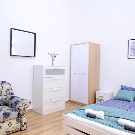 Andrassy Getaway In Spacious 3Br & Private Balcony Appartement
