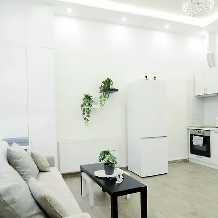 Appartement Andrassy Getaway In Spacious 3Br & Private Balcony