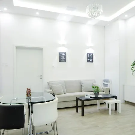 Apartmán Andrassy Getaway In Spacious 3br & Private Balcony *