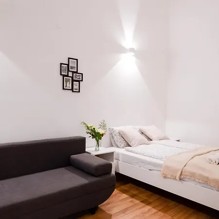 Andrassy Getaway In Spacious 3Br & Private Balcony *