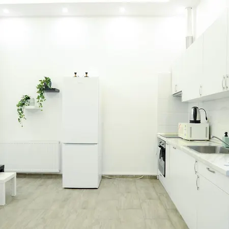 Andrassy Getaway In Spacious 3br & Private Balcony Budapešť