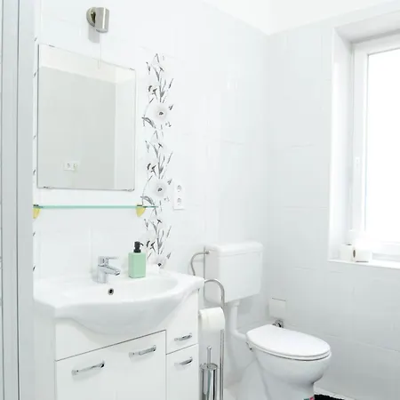 Apartmán Andrassy Getaway In Spacious 3br & Private Balcony *