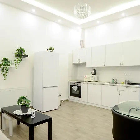 Andrassy Getaway In Spacious 3Br & Private Balcony