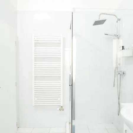 Appartement Andrassy Getaway In Spacious 3Br & Private Balcony Budapest